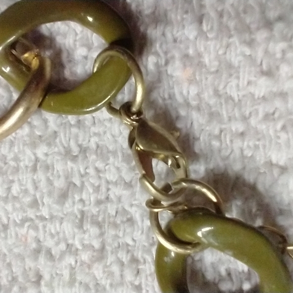 Goldtone green crystal curb chain bracelet - Picture 3 of 3